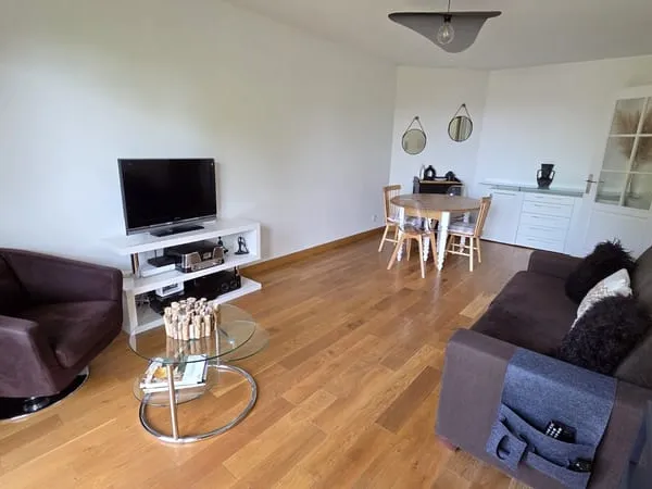 3 PIECES SANS TRAVAUX AVEC GRAND BALCON ET BOX - RER ET BUS