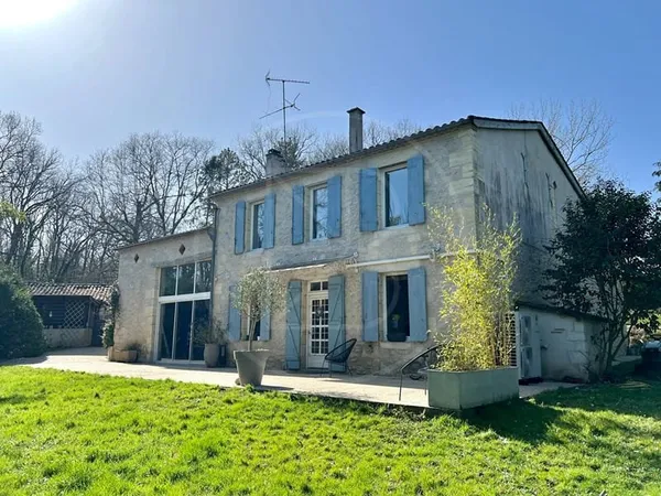 Maison en pierre pleine de caractère