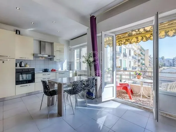 NICE - Promenade des Anglais : Appartement en étage élevé avec vue mer latérale