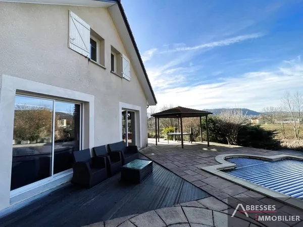 EN EXCLUSIVITÉ : Pavillon avec piscine situé dans un très bel environnement naturel exposé SUD