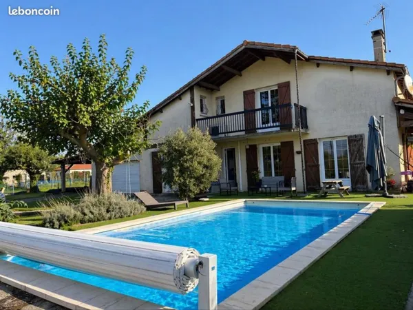 Ensemble immobilier avec piscine et vue sur les vignes