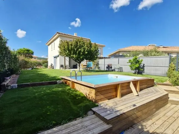 Maison de 2016 et piscine, au calme