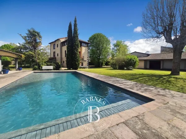 Maison de maître avec dépendances, piscine et jardin aux portes de Riom