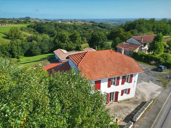Maison mitoyenne composée de 2 appartements à Bardos