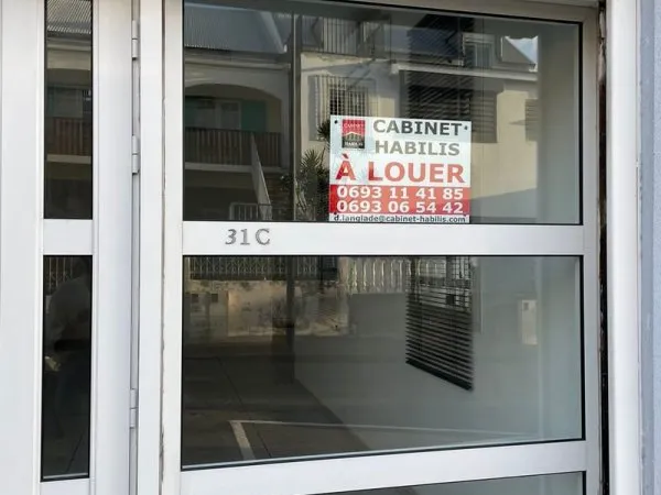 A LOUER - LOCAL COMMERCIAL OU PROFESSIONNEL D'ENVIRON 56.33