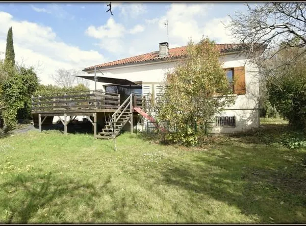 Maison au calme, jardin et garage.