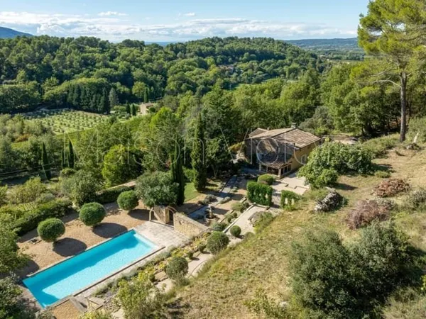 Véritable havre de paix avec belle vue, piscine et jardin.