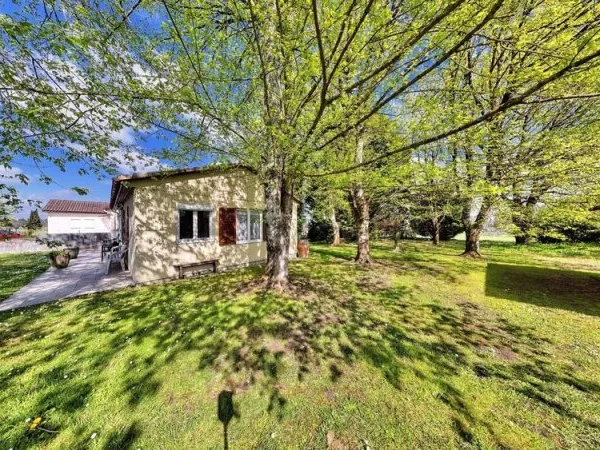 Maison avec terrain constructible, fort potentiel à Pugnac