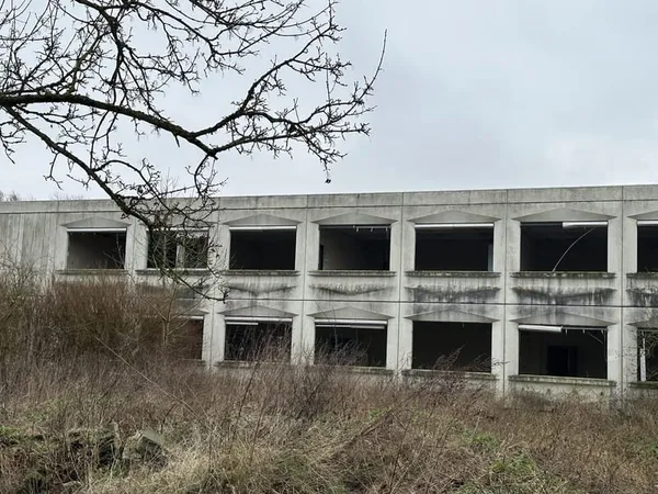 Immeuble de rapport 59154 crespin : rez-de-chaussée, plateau a renover possibilitée de faire 7 appar