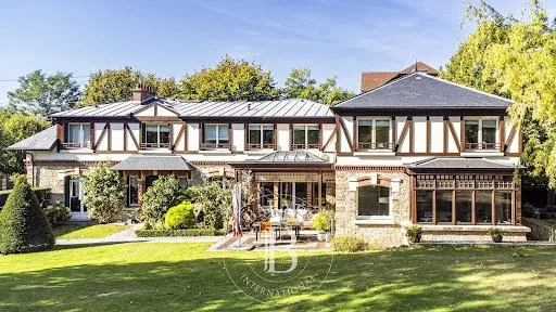 Maison 8 pièces 240 m²