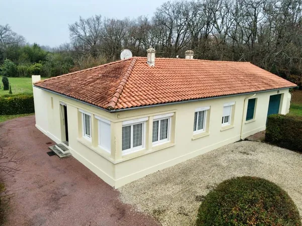 EXCLUSIVITÉ MAISON DES ANNÉES 60 EN BORDURE DE FORÊT