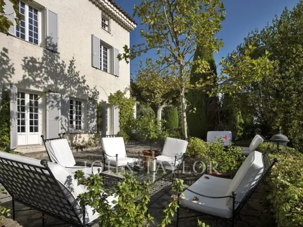 Propriété d'exception composée de trois bâtiments avec vue panoramique