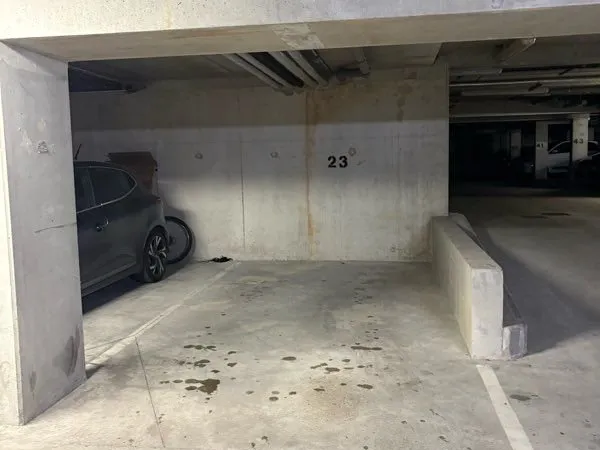Parking sécurisée 100m du RER C
