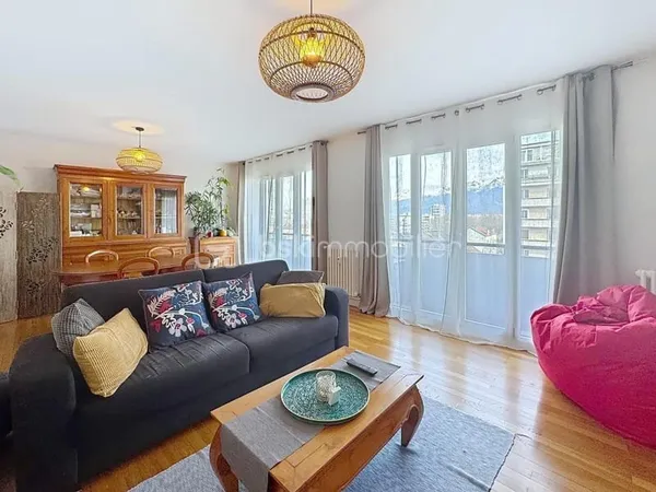 Appartement de 110m2 avec balcon + cave