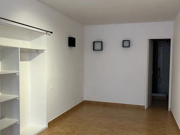 Loue studio à l'année ( eau + edf compris )