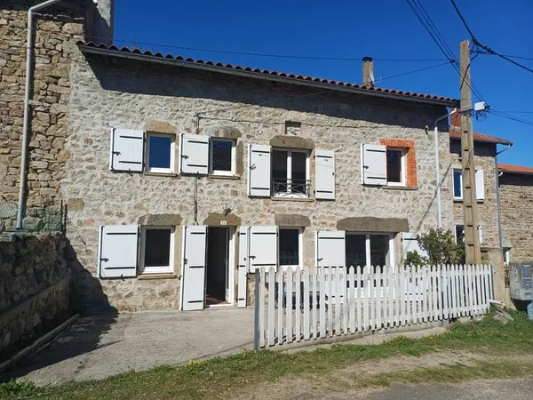 Ferme en pierres rénovée avec cour