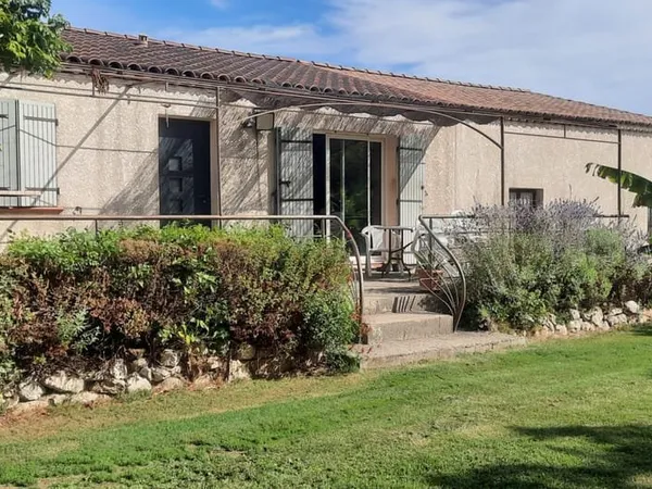 Mallemort, villa avec piscine sur un terrain de 1266 m2 avec