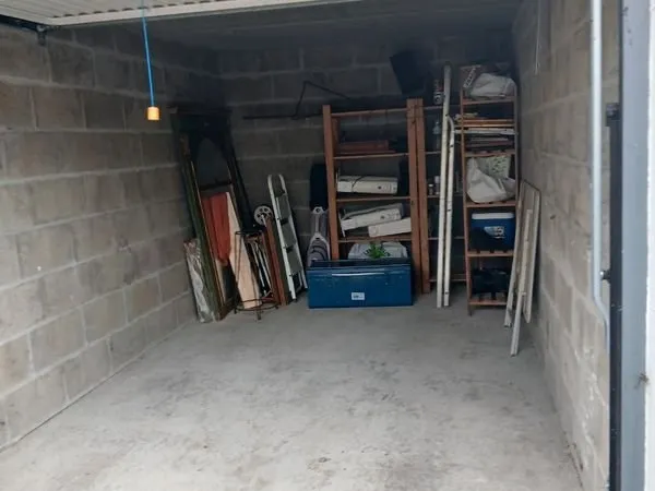 A louer garage fermé une place