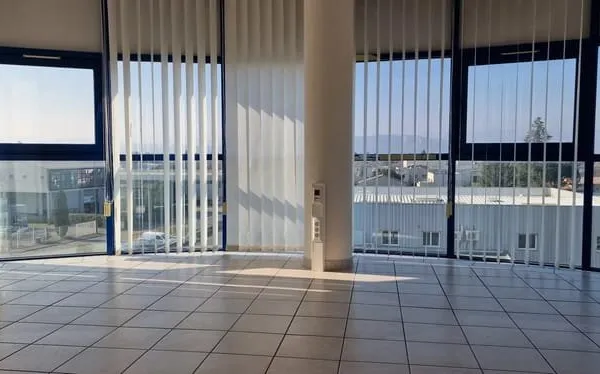Ensemble de deux bureaux indépendants avec 8 places de parking