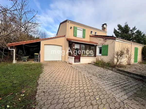 Plein coeur du village, maison 4 chambres, garage et terrain de 990m2
