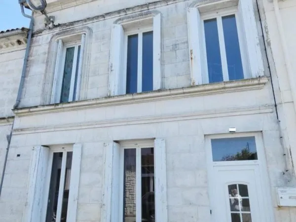 Maison, bourg de Mortagne de 160 m2, 2 ch, atelier et cour
