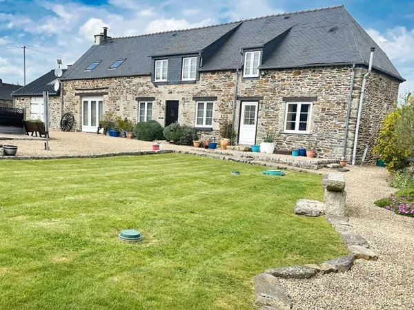 FINISTÈRE: Proche Huelgoat. Superbe maison rénovée avec 3 chambres, grand hangar et jardin
