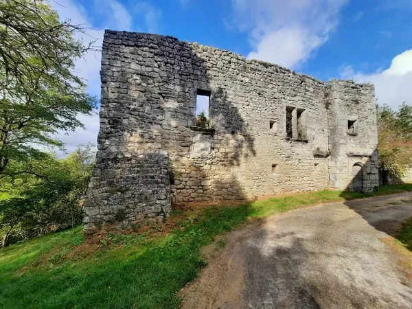Ruines d'un château du 13ème siècle au coeur d'une bastide