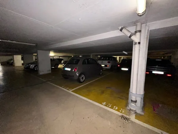 AVENUE DE SUFFREN - PARKING A LOUER EN SOUS SOL