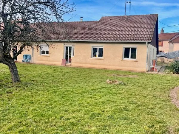 Plain-pied sans travaux, grande cour, 2 garages, terrain clôturé
