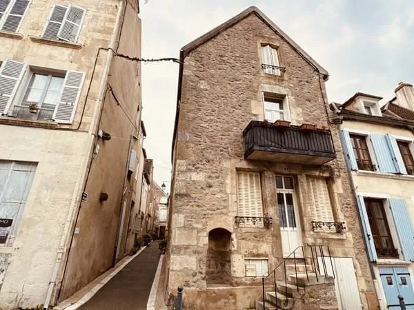 Immeuble de rapport avec 3 appartements en pierre apparentes situé rue du Bel Air à AVALLON 217 300 