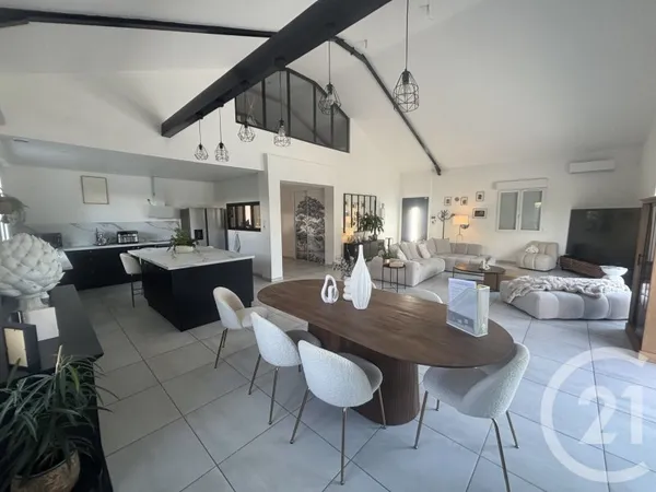Maison 6 pièces 230 m²
