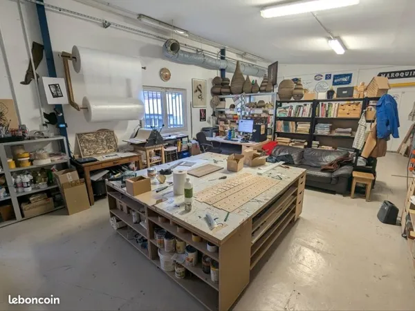 Bureau au coeur d'un espace créatif