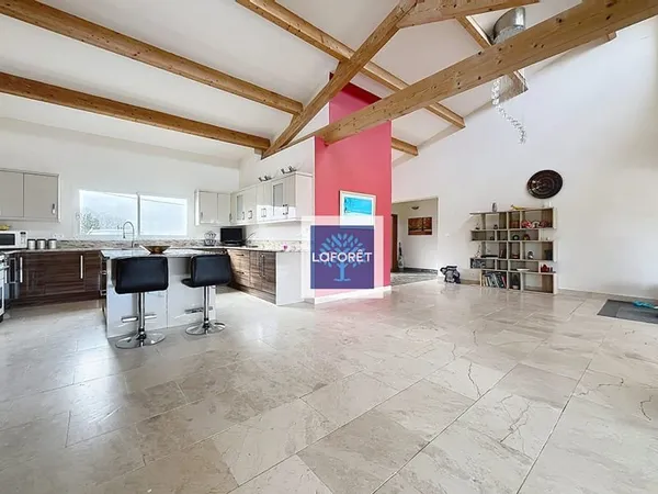 Maison de plain-pied avec 3 suites parentales, spa et garage