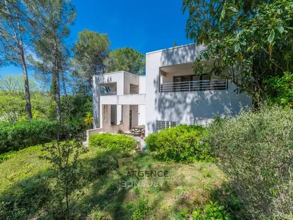 VILLA CONTEMPORAINE AU COEUR D'UN DOMAINE PRIVE