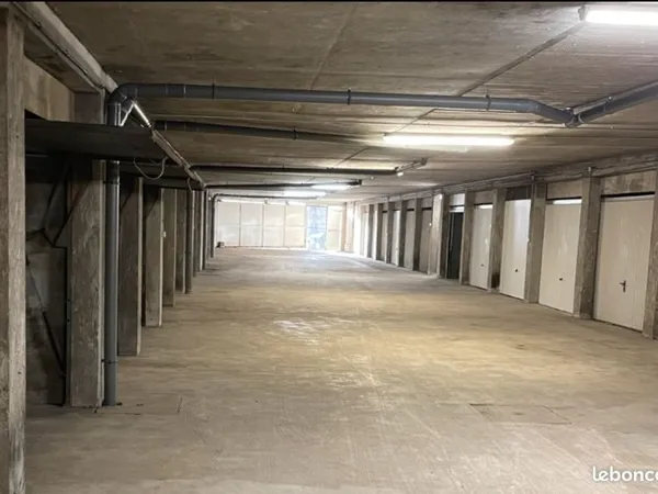 PARTICULIER Vend GARAGE / BOX, privé, COUVERT, entrée parking facile , accès avec porte coulissante,