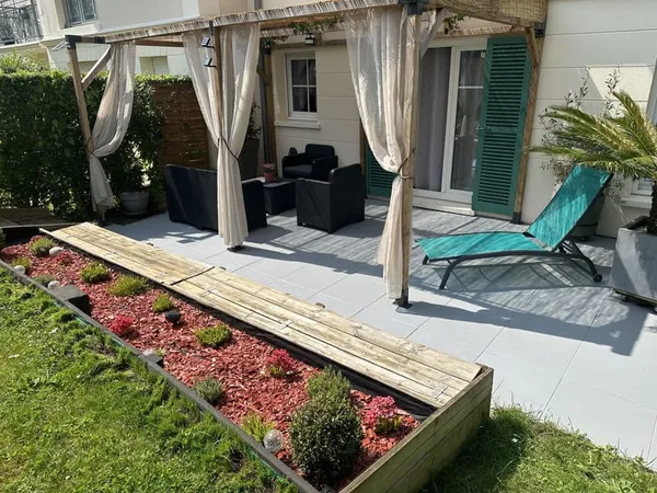 VILLAGE - EXCELLENT ETAT - JARDIN - PARKING