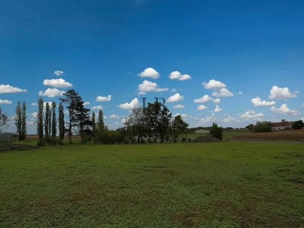 Terrain 1596 m²