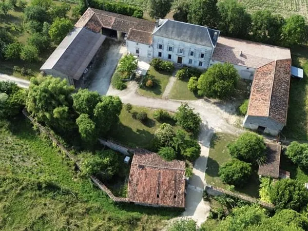 Logis charentais d'une belle présence