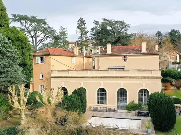 Maison 5 pièces 372 m²