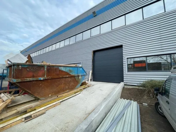 Local d'activité 712 m²