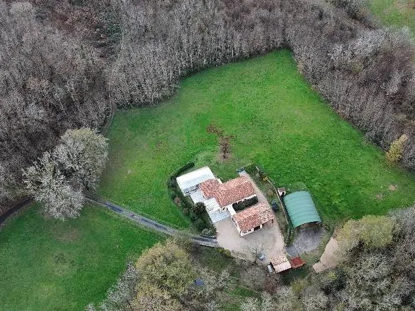 Deze gelijkvloerse woning uit 1992 ligt in de Périgord-Noir/Dordogne, in een rustige en groene omgev