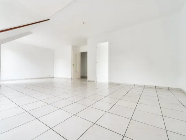Loue appartement vide 85m² 3 chambres Balcon Gif Centre