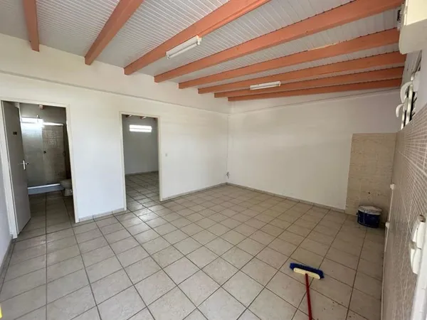 Espace de bureaux polyvalent À Louer