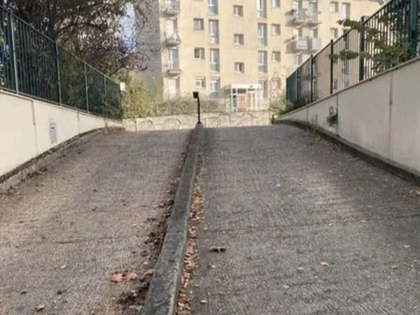 Box fermé et sécurisé cachan