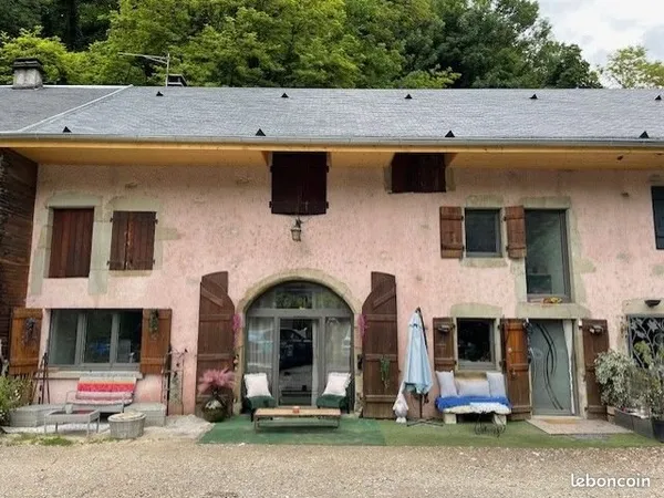 Maison mitoyenne pleine de cachet
