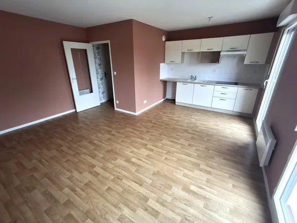 FOUGERES APPARTEMENT AVEC GARAGE ET GRAND BALCON