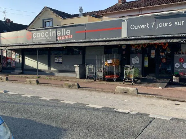 LIVRY GARGAN - Belle opportunité -120M² Murs commerciaux + 80 M² Maison+ 700M² Terrain avec 80M² Gar