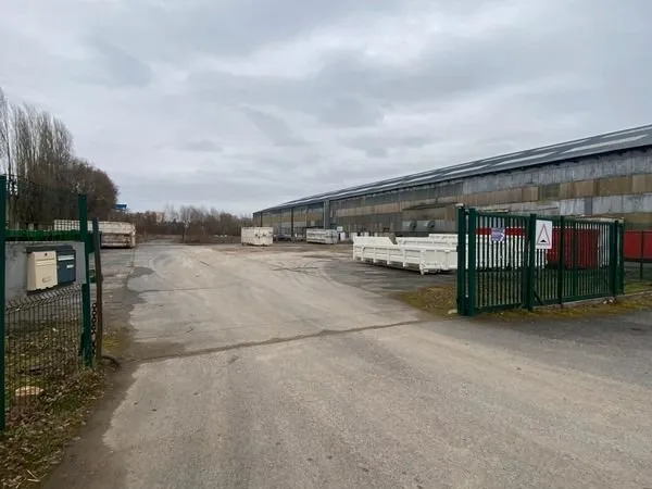 ENTREPÔT 1000 à 2000 m² - 15 à 20 m de hauteur - 3 quais - Accès camion intérieur - Zone industriell