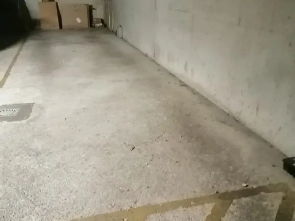 Grande place de parking souterrain