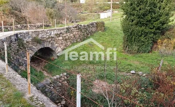 Mas en pierre avec ses terres